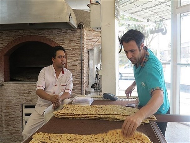 کرونا در صف نانوایی ها/شهروندان سیستانی در مراجعه به خبازی ها وسواس دارند