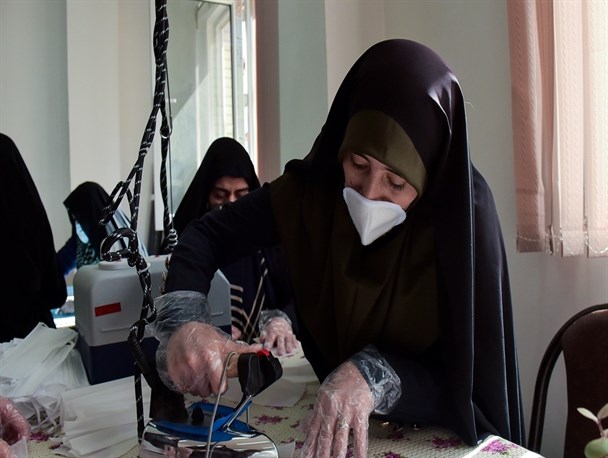 تولید روزانه ۲۵ هزار ماسک در کارگاه های تولیدی بسیج  خراسان شمالی/ توزیع ماسک و اقلام بهداشتی درب منازل گروه های پرخطر