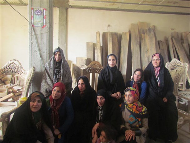 بانوی منبت کار تویسرکانی و گله های او از سنگ اندازی و نامهربانی مسئولان