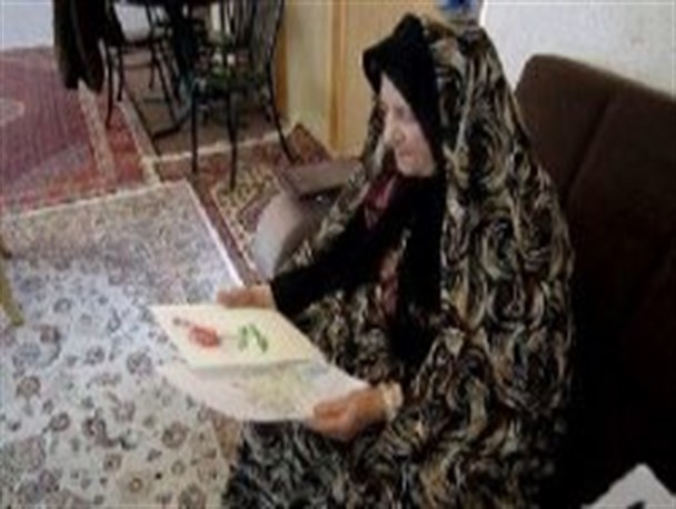 مادر اردبیلی با الهام از نقاشی فرزند شهیدش نقاش شد