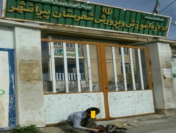 دانش آموز پیرانشهری از بی بضاعتی کفش ها را واکس میزند