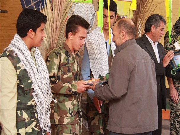 اولین یادواره ۱۳ شهید دانش آموز دبیرستان امام خمینی(ره) برگزار شد /تصاویر