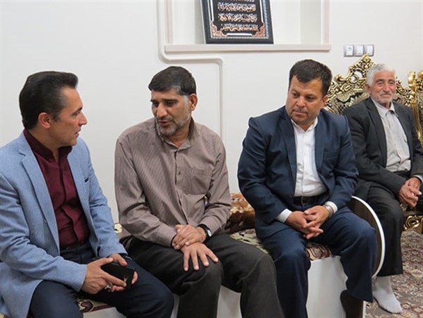 عیادت کارکنان بانک ملی و اصحاب رسانه از فرماندار ابرکوه به روایت تصویر