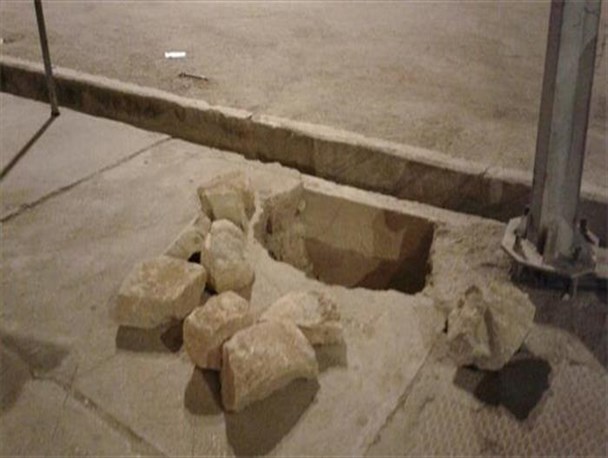 گلایه شهروندان دهدشتی نسبت به اقدام خطرناک اداره برق کهگیلویه/حفر چاه های بزرگ برای تیرهای برق و رها کردن آنها به حال خود+ تصاویر