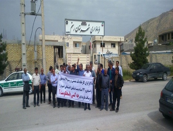 تجمع کارگران کارخانه قند ممسنی مقابل فرمانداری شهرستان رستم