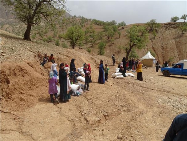 توزیع اقلام مصرفی بسیج بین مردم محرومترین روستای کهگیلویه/روستای سرگچ کهگیلویه محروم از امکانات اولیه زندگی +تصاویر