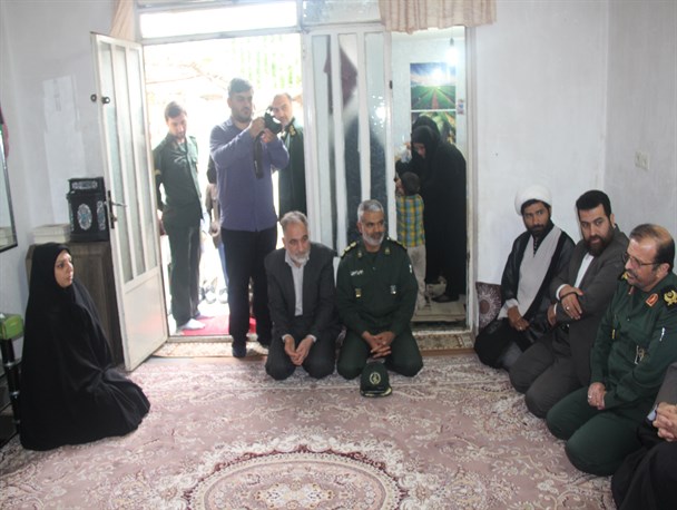 دیدار فرمانده سپاه نینوا با خانواده شهید بسیجی مدافع حرم" مهدی شکوری + تصاویر