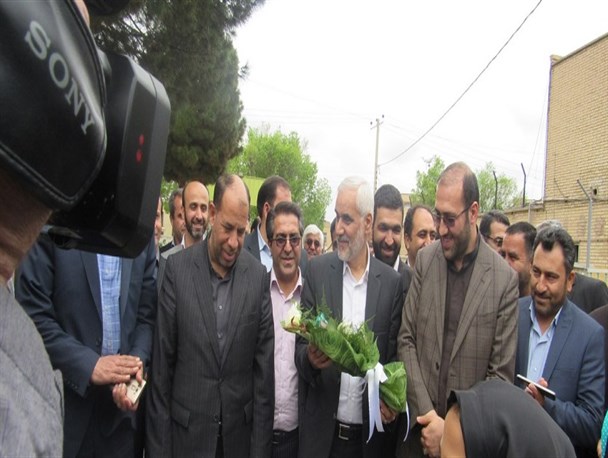 استاندار اصفهان از ذوب آهن و گلستان شهدای زرین شهر بازدید کرد