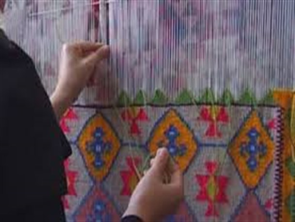 سرانداز بافی از هنر های دستی ارزشمند عشایر استان چهارمحال و بختیاری