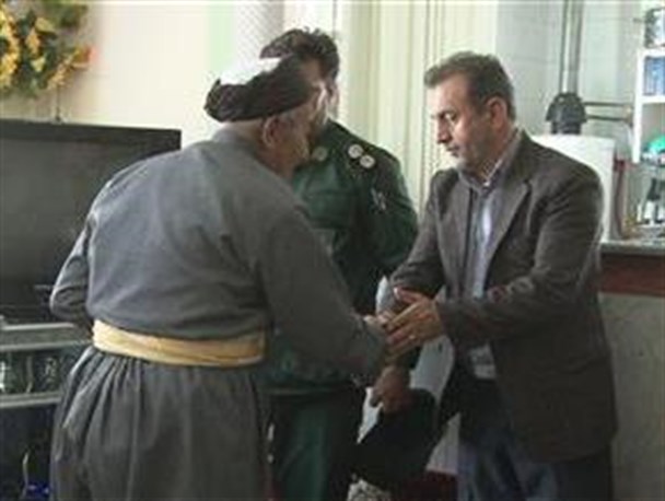 دیدار مسئولین با خانواده های شهدای پیشمرگ کُرد مسلمان کامیاران