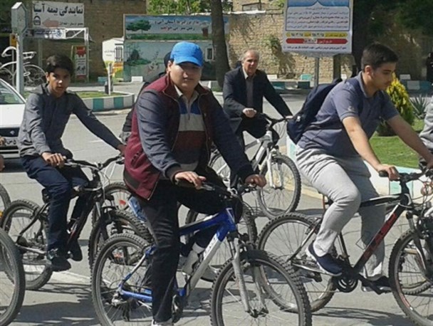 دانش آموزان گلپایگانی با دوچرخه سواری به هوای پاک احترام گذاشتند+ تصاویر