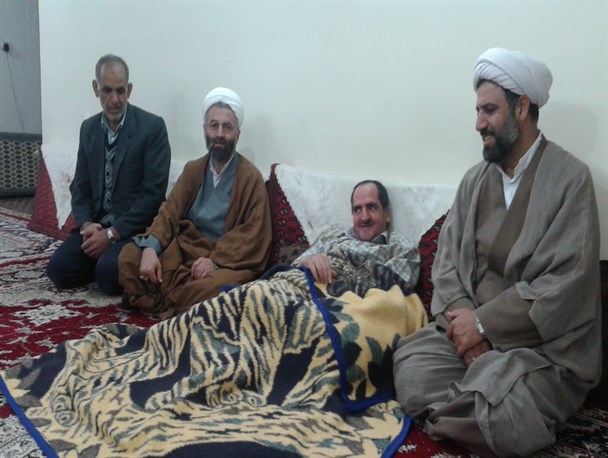 حضور امام جمعه ی قروه درجزین در منزل جانباز سرافراز دفاع مقدس
