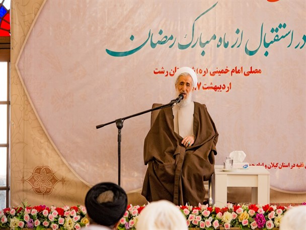 مبارزه با کفر و استکبار وظیفه ذاتی طلاب و روحانیون است/ حوزه های علمیه باید هزاران مدیر در تراز انقلاب می ساختند