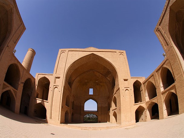 روزانه ۱۵۰ گردشگر خارجی از بناهای تاریخی اردستان دیدن می کنند