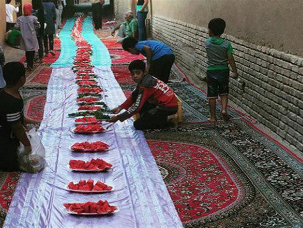 سفره‌های افطاری به صفا و خلوص دارالعباده