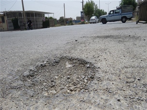 هجمه ترافیک شهر دهدشت بر گرده خیابان های اصلی/ چاله چوله های کمربندی دوم مانع از تردد در این خیابان می شود+تصاویر