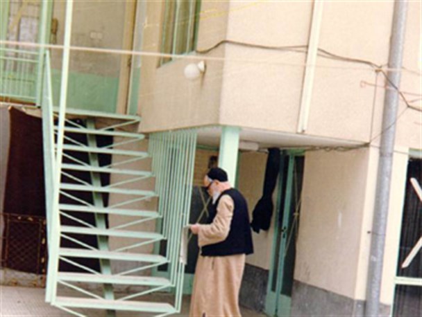 برخی برای توجیه اشرافی گری خود به دنبال تحریف شخصیت حضرت امام (ره) هستند