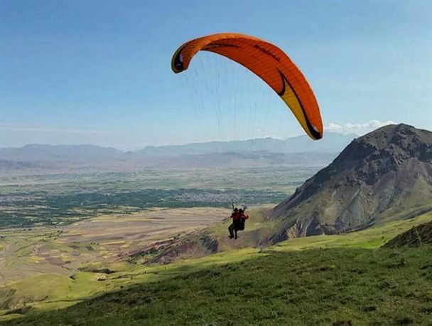 چتربازی در روستای "ارلان" شهرستان مرند + تصاویر