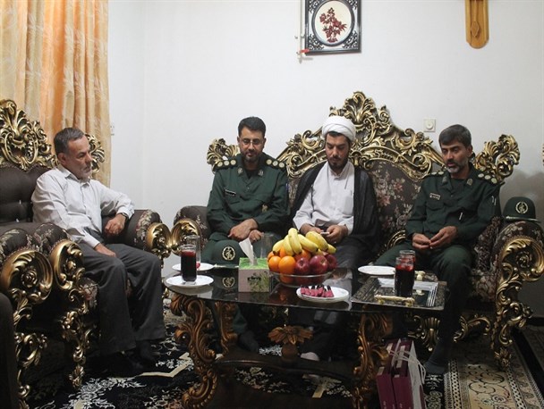 دیدار با خانواده شهید شاخص سال ۹۵ استان خوزستان در ماهشهر