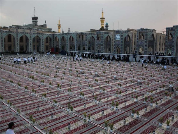 سفره افطاری در جوار بارگاه ثامن الحجج(ع)