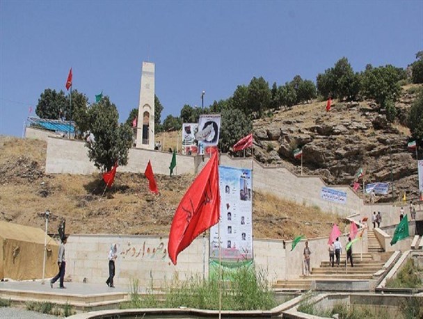 مزار شهدای سیران بند بانه در سی و پنجمین سالروز شهادتشان غبار روبی و عطرافشانی شد