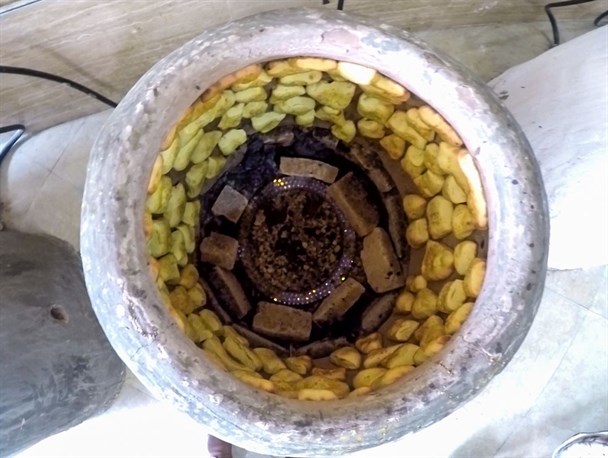 گرمای تابستان، گرمای تنور و پخت نان برای روزه‌داران +فیلم