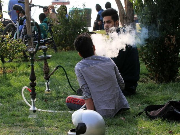 دود قلیان نفس پارک‌های کرمانشاه را گرفته است