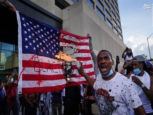 پرچم آمریکا به نماد ظلم، تبعیض و آدم کشی تبدیل شده است