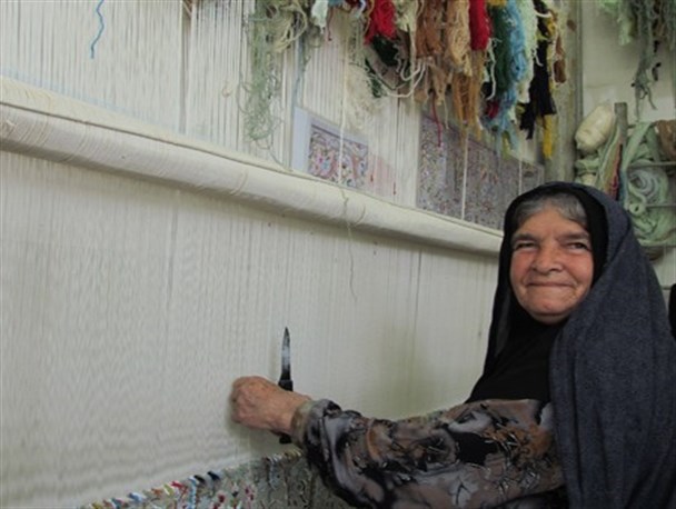 هنر دستانی که مظلوم واقع شده است/ توجه به صنایع دستی اقتصاد وابسته به نفت را نجات می دهد