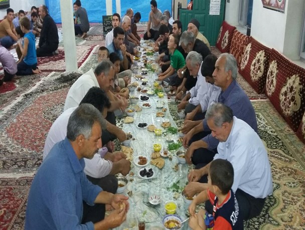 برپایی سفره افطاری ساده در قنبرمحله جوکندان تالش
