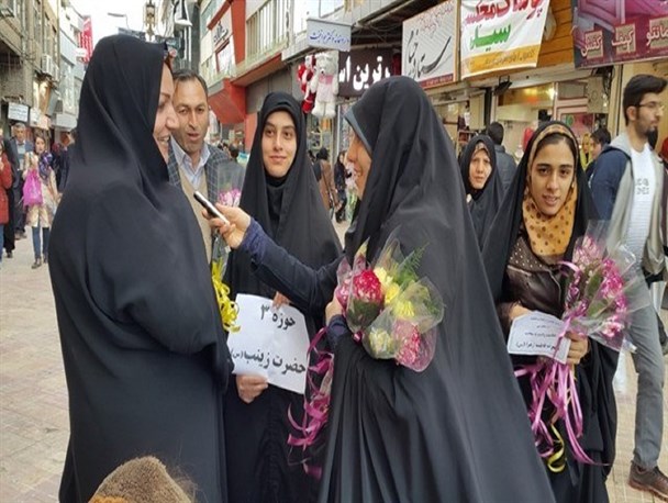 اهدای شاخه گل به بانوان با حجاب در دامغان