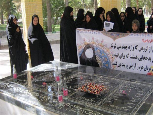 بانوان خاشی گلزار شهدای گمنام را گلباران کردند