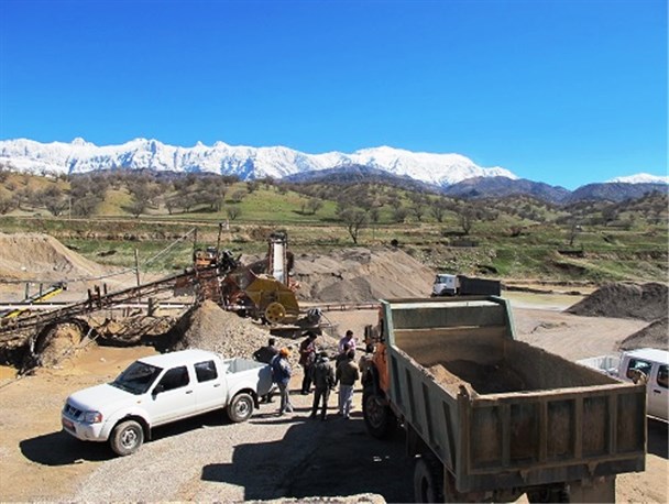 گلایه اهالی روستای دلی بجک از گرد و غبار ناشی از سنگ‎شکن‎ها/ توصیه معاون استاندار به اهالی روستا
