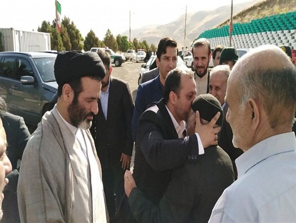 دیدار وزیر امور اقتصادی و دارایی با خانواده معظم شهداء سنقروکلیایی