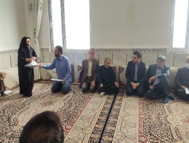 دیدار وزیر ارتباطات و فناوری اطلاعات با خانواده شهید ایرج الماسی در سرپل ذهاب + تصاویر