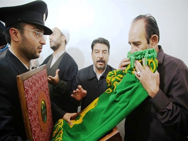 پدر شهید مدافع حرم دره شهری خادم امام رضا(ع) شد