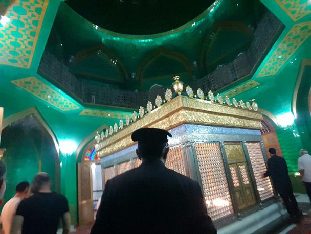 اهتزاز پرچم بارگاه ملکوتی حضرت رضا(ع) در آستان بی‌‌بی هیبت(س) در آذربایجان
