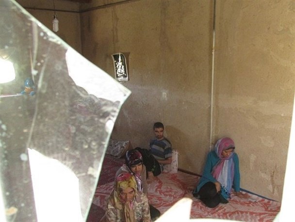 پاس کاری خانواده خندابی که جز خدا هیچکس را ندارند/شانه های لرزان پیرمرد،زیر بار شانه خالی کردن مسئولین+تصاویر