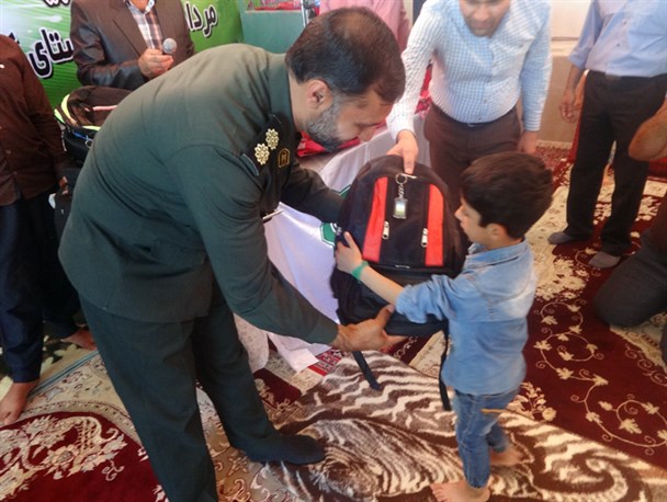 قرارگاه خاتم الانبیاء ۲۰۰ بسته آموزشی به کودکان کمجان اهدا کرد