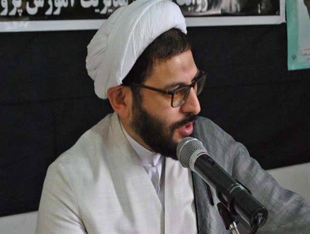 استعانت از کسانی که دشمن اسلام هستند ذلت است