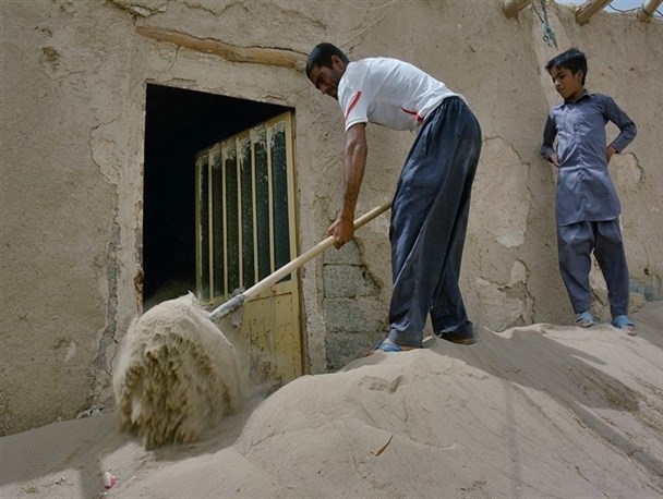 کنایه جالب یک سیستانی به مسئولان کشوری/فروش خاک جمع آوری شده از ریزگردها در سیستان!‏