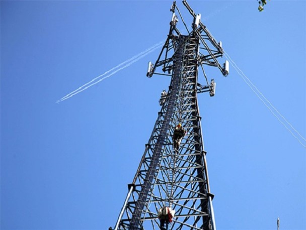 تلنگری به مسئولان کهگیلویه و بویراحمد؛ دکل مخابراتی با "نی و طناب" توسط جوانان راه‌اندازی شد!+ فیلم