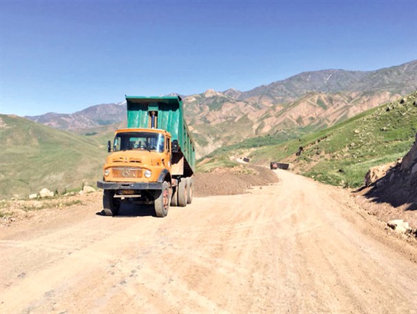وقتی جاده‌های خاکی اهالی ۱۸ روستای پائین طالقان را گرفتار کرد/ با احداث سد طالقان ۱۸۰۰ متر از راه‌ها زیر آب رفت!