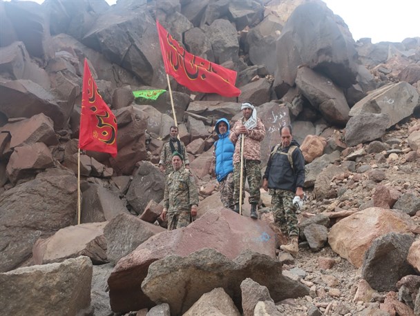 اهتزاز پرچم یا امام حسین(ع) بر بلندای قله سبلان+ عکس و فیلم