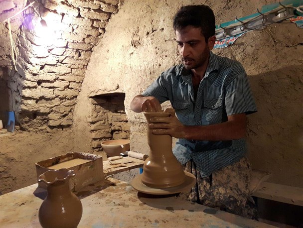 به نام کارگران هنرمند، به کام دلالان سودجو