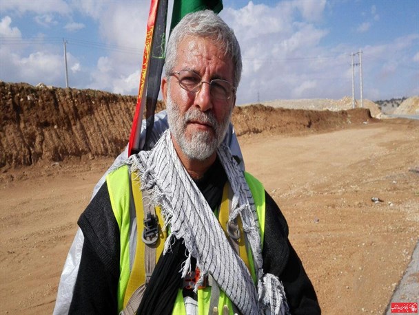 زائری که به شوق وصال، پیاده راهی کربلا شده است+عکس