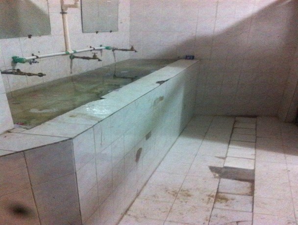 نبود سرویس بهداشتی مناسب در دیر نگران کننده است + عکس