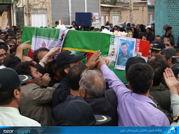 پیکر پاک شهید خلیل‎لو بر دستان مردم خوی تشییع ‎شد