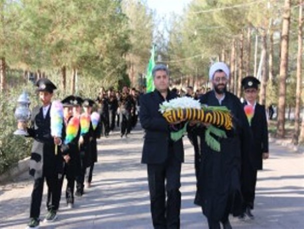به مناسبت آغاز محرم، پرچم میدان امام رضا(ع) رفسنجان تعویض شد/تصاویر