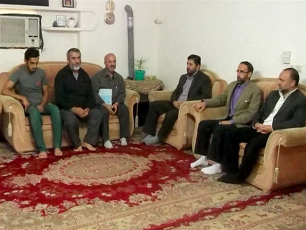 دیدار کارکنان یک درمانگاه در بابلسر با بیمار رهایی یافته از مرگ/تصاویر